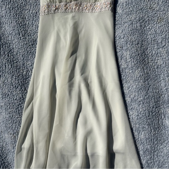 White Flowy Mid-length Dress with Sequence and Lace Detailing - Size Medium - Picture 9 of 13
